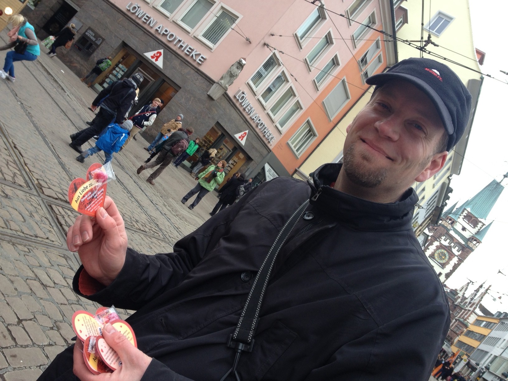Der Freiburger Direktkandidat und Platz 3 der Landesliste André Martens beim Verteilen der Valentinstagsflyer in der Freiburger Innenstadt. Foto: CC-BY Konstantin Görlich